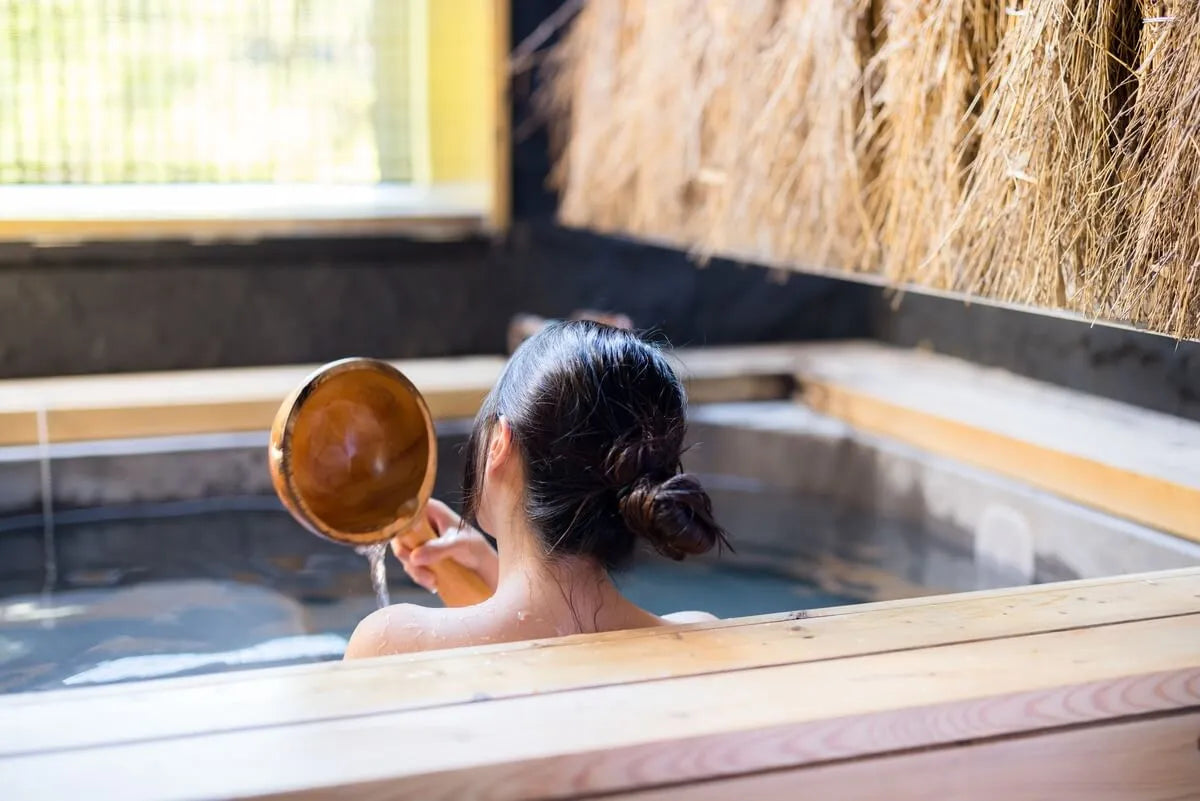 Onsen - japoński rytuał kąpieli, który uczy uważności na ciało i skórę