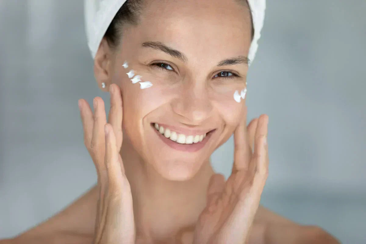 Worki pod oczami - przyczyny, pielęgnacja i skuteczne sposoby na ich redukcję
