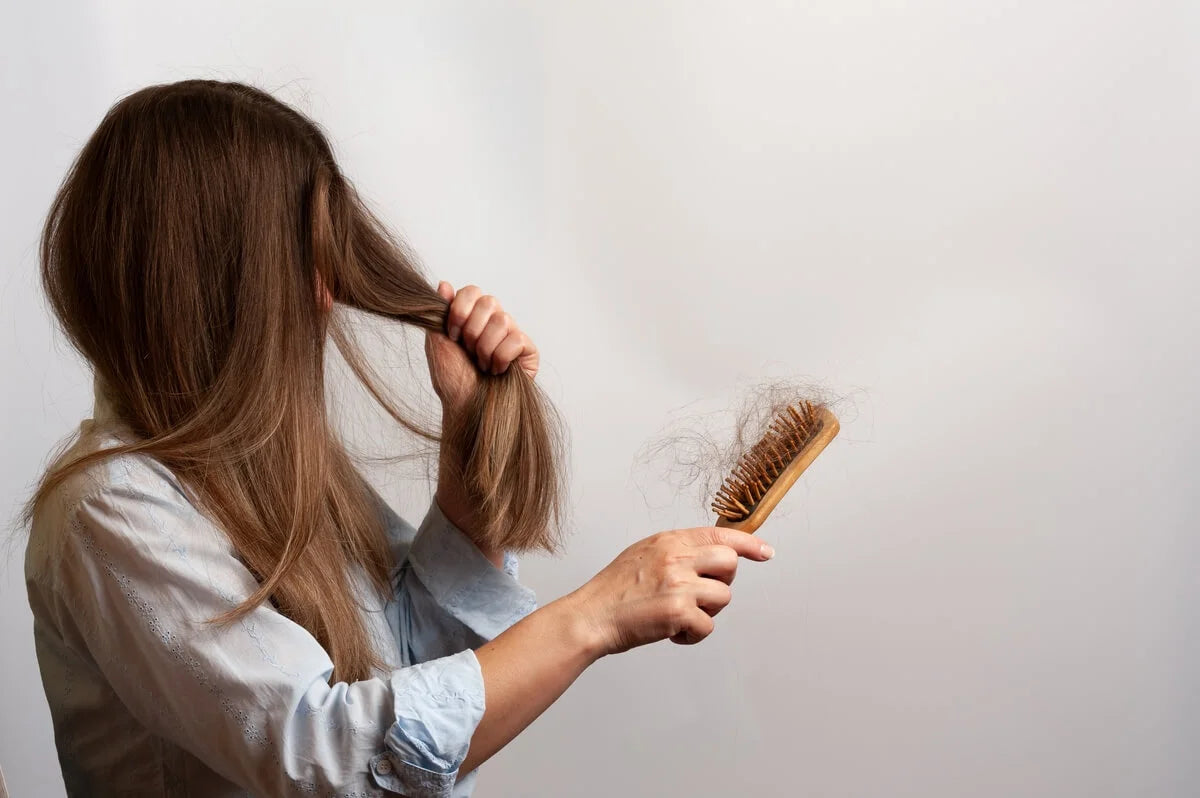 Wypadanie włosów po ciąży - jak pomóc swojej skórze głowy naturalnie?