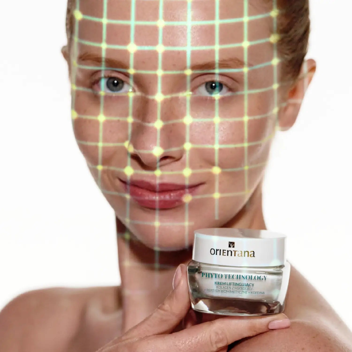 Modelka trzymająca liftingujący krem Orientana z kolagenem z mikroalg – biotechnologiczna pielęgnacja anti-aging poprawiająca napięcie i jędrność skóry twarzy.