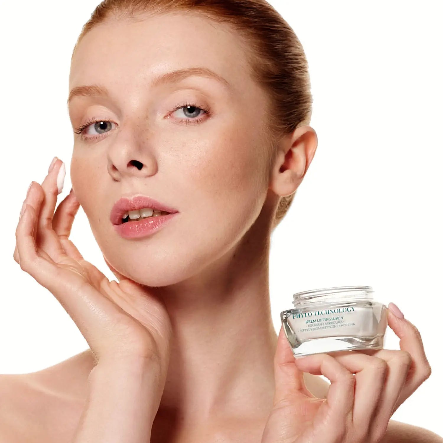 Modelka prezentująca liftingujący krem Orientana Phyto Technology z kolagenem z mikroalg – pielęgnacja anti-aging poprawiająca jędrność i wygładzenie skóry twarzy.
