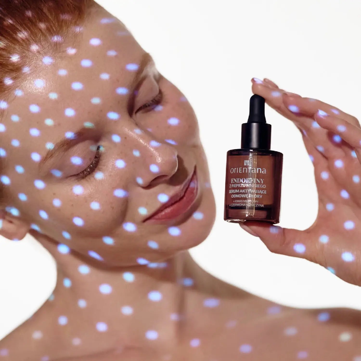 Kobieta trzymająca serum Endorfiny Orientana z fitohormonami – kosmetyk wspierający regenerację skóry, poprawę gęstości cery i redukcję oznak hormonalnego starzenia.